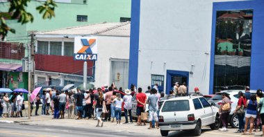 Bankadaki hükümetlerin mali yardımlarını çekmek için uzun bir kuyruk var. 14 Ekim 2020, Sao Paulo, Brezilya: İnsanlar Sao Paulo 'nun güneyindeki Cidade Dutra' daki bir Caixa Federal Bankası şubesinde sıraya dizildiler.