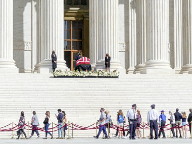 WASHINGTON DC, ABD, 23.09.2020 - Yüksek Mahkeme için SOLEMN nöbeti RuTH GINSBURG - Büyük bir Amerikalı avukat dinlenirken, bir gece nöbeti ve tarihi olaylar seremonisi Birleşik Devletler Anayasa Mahkemesi önünde gerçekleşir.