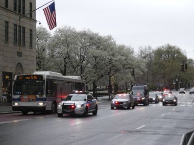 (Covid-19 / New York 'ta Hareket. 29 Mart 2020, New York, ABD: Coronavirus salgını yüzünden Apple mağazası ve Trump Kulesi kapatıldı ve New York 'ta sokaklar boşaldı