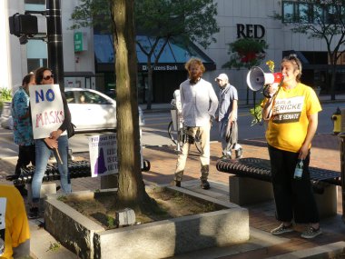 1 Eylül 2020, Manchester, New Hampshire, ABD: Bir grup aktivist, maske takmak için önerilen kararnameye karşı Belediye Binası önünde gösteri düzenledi. 