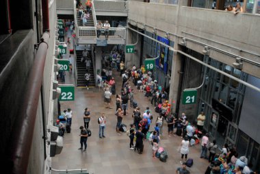 Tiete otobüs terminalinde hareket var. 27 Aralık 2020, Sao Paulo, Brezilya: Tiete otobüs terminalindeki tatillerde insanların büyük hareketi