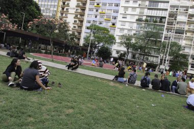 Roosevelt Meydanı 'nda insan hareketleri. 18 Ekim 2020, Sao Paulo, Brezilya: Roosevelt Meydanı 'nda sıcak havadan yararlanan büyük bir insan hareketi vardı, şehir hala COVID-19 salgınından geçmesine rağmen.