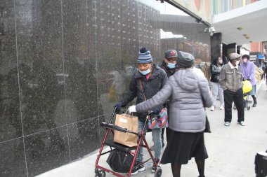  New Yorklular şiddetli soğuk havayla karşı karşıya kaldılar. 2 Mart 2021, New York, ABD: Yoğun kar yağışından birkaç gün sonra, New Yorklular yaklaşık 31 fahrenheit şiddetli bir soğuk havayla karşı karşıya kaldılar 