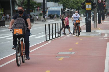 SAO PAULO (SP), 02 / 01 / 2021 - Sao Paulo 'daki Paulista Bulvarı' nda bisikletli kişilerin ağır hareketi 