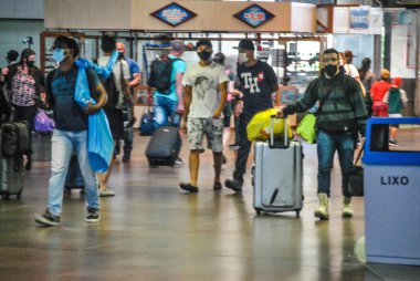 Tiete otobüs terminalinde hareket var. 27 Aralık 2020, Sao Paulo, Brezilya: Tiete otobüs terminalindeki tatillerde insanların büyük hareketi