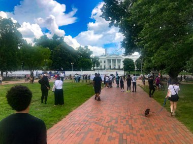 George Floyd 'un ölümü üzerine Beyaz Saray' da protesto. 2 Haziran 2020, Washington DC, ABD: Protestocular, George Floyd 'un Minneapolis' te ölümü üzerine Beyaz Saray önünde kızgınlıklarını ve hayal kırıklıklarını gösteriyorlar