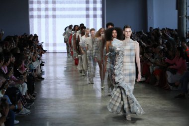 SAO PAULO, SP, 10 / 17 / 2019 - SPFW N48 - Perşembe gecesi Sao Paulo 'daki Ibirapuera Park' taki Pavilhao das Culturas Brasileiras 'taki SPFW N48 marka geçit töreni 