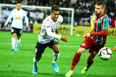 SAO PAULO - 22 Eylül 2019: CORINTHIANS-FLUMINENSE Pedrinho, Sao Paulo 'nun doğu yakasındaki Arena Corinthians' da Copa Sudamericana 'nın çeyrek finali için geçerli bir maçta Caio Henrique' e hareket ediyor.