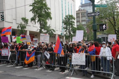 10 Ekim 2020, New York, ABD: Ermeniler için Azerbaycan sınır anlaşmazlığını protesto eden ve barış isteyen bazı Ermeniler ve Türkiye 'nin katılımına karşı çıkan bazı Ermeniler,