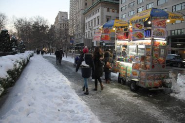 (Blizzard 'ın New York' taki akıbeti. 17 Aralık 2020, New York, ABD: New York 'a yağan yoğun kar sonrası pek çok yan etki ve eğlence getirdi. Bu birçok insanın hareket etmesine ve C almasına neden oldu.