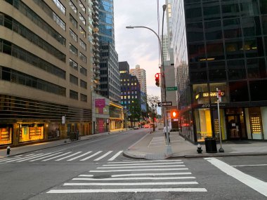 (New York 'ta sokağa çıkma yasağı. 2 Haziran 2020, New York, ABD: New York Belediye Başkanı Bill de Blasio, George Fl 'ın öldürülmesi lehine düzenlenen yağma ve yıkım eylemleri neticesinde akşam 8' den sabah 5 'e kadar şehirde sokağa çıkma yasağı ilan etti.