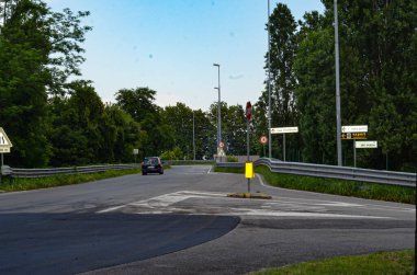 (INT) AB ülkelerine açık sınırlar. 4 Haziran 2020, Monza, İtalya: İtalya 3 Haziran 'da AB ülkelerine sınırlarını açtı ve bölgeler arasında dolaşım izni verdi. Bu, ekonomiyi yeniden canlandırmak için iki aydan fazla süren ablukadan sonra atılmış önemli bir adım. 