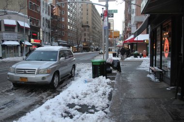 17 Aralık 2020, New York, ABD: New York 'a yağan yoğun kar sonrası pek çok yan etki ve eğlence getirdi. Bu birçok insanın hareket etmesine neden oldu ve Central Park 'taki gölleri dondurdu. 