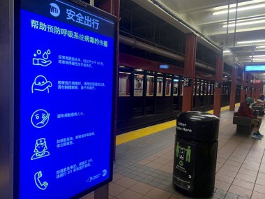 (COVID-19 bakımı hakkında bilgilendirme panosu. 24 Mart 2020, New York, ABD: Metro reklam panolarındaki İngilizce, İspanyolca ve Çince uyarılar insanları bu Salı (24 Mart) New York 'ta Coronavirus' u kontrol altına alma konusunda uyardı)