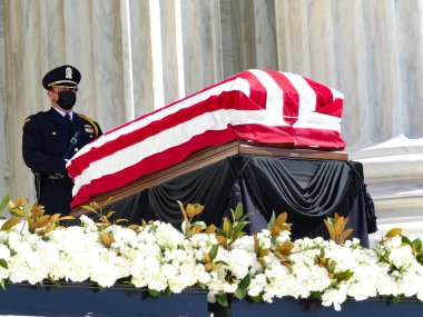 WASHINGTON DC, ABD, 23.09.2020 - Yüksek Mahkeme için SOLEMN nöbeti RuTH GINSBURG - Büyük bir Amerikalı avukat dinlenirken, bir gece nöbeti ve tarihi olaylar seremonisi Birleşik Devletler Anayasa Mahkemesi önünde gerçekleşir.