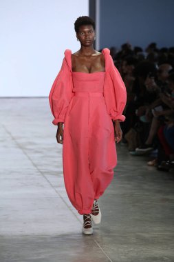 SAO PAULO, SP, 10 / 17 / 2019 - SPFW N48 - Perşembe gecesi Sao Paulo 'daki Ibirapuera Park' taki Pavilhao das Culturas Brasileiras 'taki SPFW N48 marka geçit töreni 