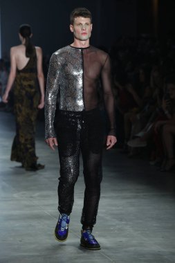 SAO PAULO, SP, 10 / 17 / 2019 - SPFW N48 - Perşembe gecesi Sao Paulo 'daki Ibirapuera Park' taki Pavilhao das Culturas Brasileiras 'taki SPFW N48 marka geçit töreni 