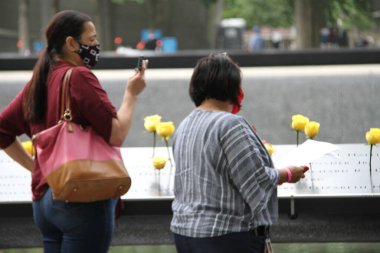 (New York 'ta 11 Eylül Anma Günü kutlaması. 11 Eylül 2020, New York, ABD: 9 / 11 Anma Günü New York 'ta gerçekleşti. Aileler ve arkadaşlar, Dünya Ticaret Merkezi' ne düzenlenen terörist saldırı sırasında ölenlere saygılarını sunuyor. 