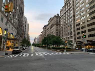 (New York 'ta sokağa çıkma yasağı. 2 Haziran 2020, New York, ABD: New York Belediye Başkanı Bill de Blasio, George Fl 'ın öldürülmesi lehine düzenlenen yağma ve yıkım eylemleri neticesinde akşam 8' den sabah 5 'e kadar şehirde sokağa çıkma yasağı ilan etti.