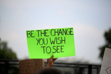 George Floyd 'un ölümü üzerine Beyaz Saray' da protesto. 2 Haziran 2020, Washington DC, ABD: Protestocular, George Floyd 'un Minneapolis' te ölümü üzerine Beyaz Saray önünde kızgınlıklarını ve hayal kırıklıklarını gösteriyorlar