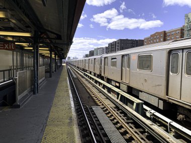 New York, ABD: New York City 'nin bu hafta yeniden açılmasına rağmen, Coronavirus salgını nedeniyle Times Meydanı bölgesinde bazı mağazalar hala kapalı