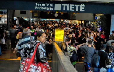 Tiete otobüs terminalinde hareket var. 27 Aralık 2020, Sao Paulo, Brezilya: Tiete otobüs terminalindeki tatillerde insanların büyük hareketi