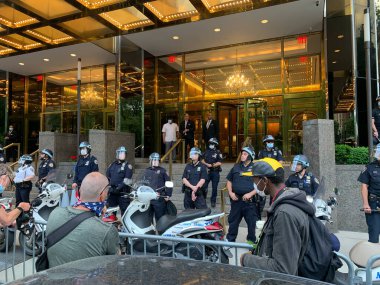 (Columbus Circle Trump Uluslararası Oteli 'nde George Floyd lehine barışçıl bir protesto. 2 Haziran 2020, New York, ABD: Protestocular Columbus Circle, Central Park 'taki Trump uluslararası oteline yürüyorlar.