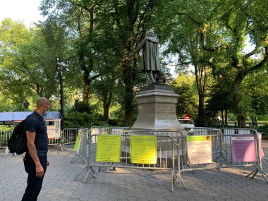 NOVA YORK (EUA), 05 / 02 / 2021 - MOVIMENTACAO CENTACAO PARK - Com a rescaldo da nevasca do dia anterior, nova-iorquinos e turistas sao vistos se divertindo se Central Park. Criancas fazendo snowboard, pessoas andando de carruagem, fazendo boneco de neve