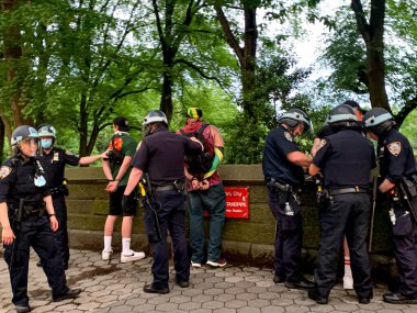 NOVA YORK (EUA), 05 / 02 / 2021 - MOVIMENTACAO CENTACAO PARK - Com a rescaldo da nevasca do dia anterior, nova-iorquinos e turistas sao vistos se divertindo se Central Park. Criancas fazendo snowboard, pessoas andando de carruagem, fazendo boneco de neve