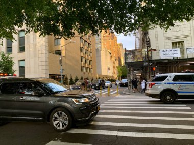 (Columbus Circle Trump Uluslararası Oteli 'nde George Floyd lehine barışçıl bir protesto. 2 Haziran 2020, New York, ABD: Protestocular Columbus Circle, Central Park 'taki Trump uluslararası oteline yürüyorlar.