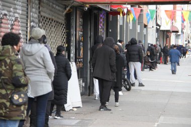 25 Kasım 2020, Harlem, New York, ABD: Birçok insan, Harlem 'deki West 125. Cadde' deki City MD 'de yapılan COVID-19 testi için sırada bekliyor.