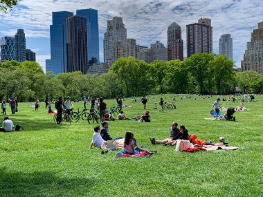 (Covid-19: kalabalık Central Park. 17 Mayıs 2020, New York, ABD: Manhattan 'daki Central Park bu güneşli pazar çok kalabalık ve insanlar Coronavirüs salgınının ortasında piknik yaparken, spor yaparken ve eğlenirken görülüyor. Yeni uzatılmış konaklama 