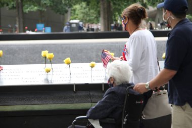 (New York 'ta 11 Eylül Anma Günü kutlaması. 11 Eylül 2020, New York, ABD: 9 / 11 Anma Günü New York 'ta gerçekleşti. Aileler ve arkadaşlar, Dünya Ticaret Merkezi' ne düzenlenen terörist saldırı sırasında ölenlere saygılarını sunuyor. 
