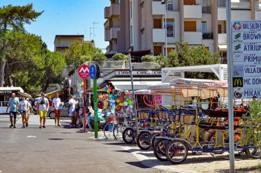 Rimini turistler için bir tatil tercihi. 28 Temmuz 2020, Rimini, İtalya: Zor bir bahardan sonra hak ettikleri rahatlama için birçok insan Rimini, İtalya 'ya geliyor. Konukların% 99 'u klasik deniz kenarı tatilinden faydalanmak için Rimini' yi seçti.,