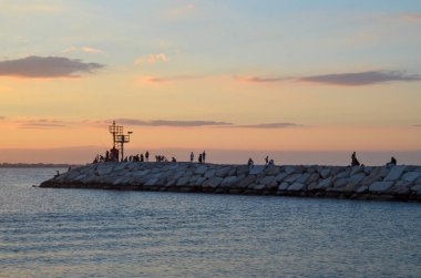 Saat 6 'dan sonra Rimini' de maske kullanmak zorunludur. 6 Eylül 2020, Rimini, İtalya: Eylül ayının ilk haftasında, limanda ve Rimini sahilinde ağır bir turist ve İtalyan hareketi var.