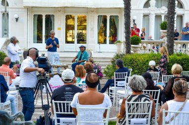 (Rimini Belediye Başkanı ünlü İtalyan şarkıcı Albano Carrisi ile büyük bir etkinliğe katıldı. 10 Ağustos 2020, Rimini, İtalya: 10 Ağustos 'ta, La Terrazza della Dolce Vita, gazeteci Giovanni Terzi tarafından yaratıldı ve yönetildi., 