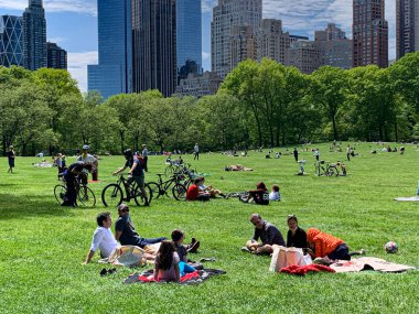 (Covid-19: kalabalık Central Park. 17 Mayıs 2020, New York, ABD: Manhattan 'daki Central Park bu güneşli pazar çok kalabalık ve insanlar Coronavirüs salgınının ortasında piknik yaparken, spor yaparken ve eğlenirken görülüyor. Yeni uzatılmış konaklama 