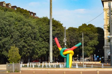 26 Haziran 2020, Cadorna, İtalya: Cadorna Metro İstasyonu 'nda, Cadorna Demiryolu' nun heykelinin yanında büyük bir insan hareketi vardı. 