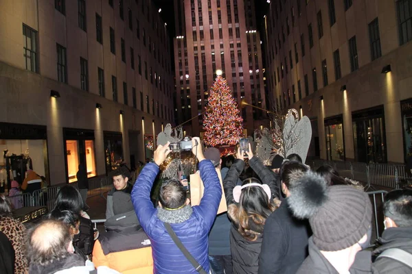 新概念英语第一册人们排队观看洛克菲勒圣诞树照明 美国纽约州 2020年12月6日 人们排成长队观看纽约洛克菲勒中心的洛克菲勒圣诞树照明 — 图库照片