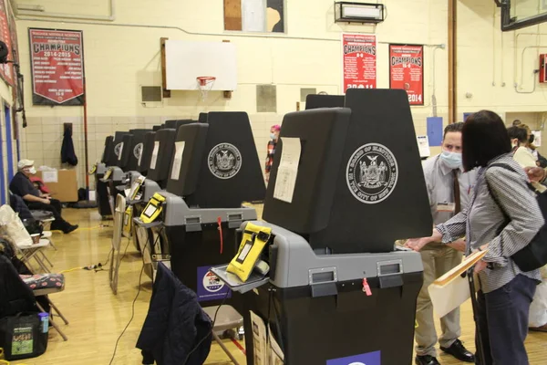 2020 뉴욕에서의 투표가 시작되어 일까지 예정이다 맨하탄에 로버트 와그너 중학교에는 — 스톡 사진