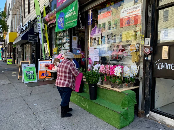 布鲁克林 2020年5月10日 Covid Flowers 母亲节 在庆祝母亲节的时候 人们看到纽约人在布鲁克林的一些花店买花送给他们的母亲和妻子 — 图库照片