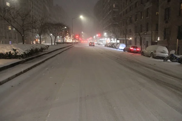 2020年12月16日 美国纽约 今天晚上 纽约中央公园和其他地方下了一场大雪 垃圾堆和地面上都留下了雪花 使得行人很难通过 预计雪量会增加 — 图库照片