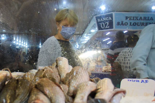 Int Pessoas Busca Peixe Para Boa Fraga Abril 2020 Porto — Fotografia de Stock