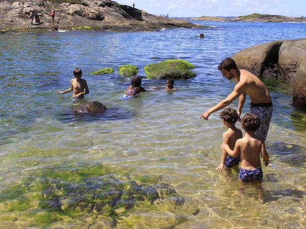 在圣埃斯皮里图市的秘密海滩有大量人员流动 2021年1月22日 巴西圣埃斯皮里托Vila Velha 圣埃斯皮里托Vila Velha秘密海滩的大量人员流动 — 图库照片