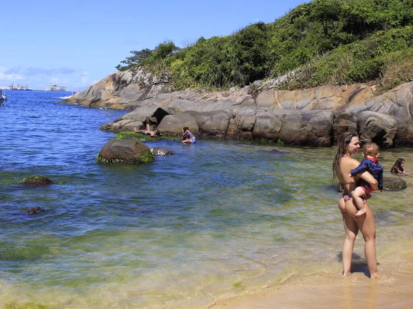 在圣埃斯皮里图市的秘密海滩有大量人员流动 2021年1月22日 巴西圣埃斯皮里托Vila Velha 圣埃斯皮里托Vila Velha秘密海滩的大量人员流动 — 图库照片