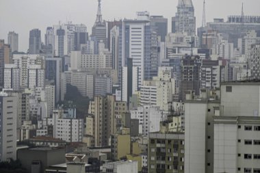 Sao Paulo 'da soğuk hava. 15 Ekim 2020, Sao Paulo, Brezilya: Sao Paulo şehrindeki sıcaklıklar en düşük seviyesine iniyor ve öğleden sonra çoğunlukla şehir merkezinde olmak üzere çok soğuk ve bulutlu oluyor.