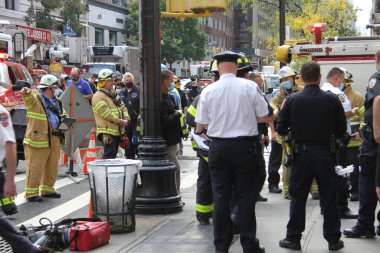 21 Ekim 2020, New York, ABD: Manhattan 'da 5. cadde ile Madison Bulvarı arasında Doğu 63. Cadde' de büyük bir gaz sızıntısı var. Kamu için herhangi bir tehlikeyi önlemek için yollar tıkanır ve...