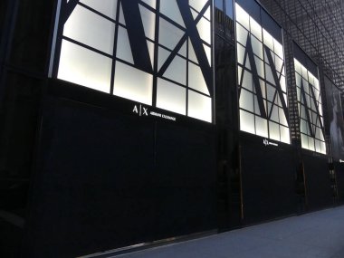 (Kalabalık saatte Manhattan 'da bir isyan dönüşü isteksiz ikinci aşamanın yeniden açılmasını bekliyor. 19 Haziran 2020, New York, ABD: Boş bir metro, terk edilmiş sokaklar, tüketici hatları ve simgesel moda ve bilişim sektörü markaları yaralı Manhattan şehirlerini süslüyor