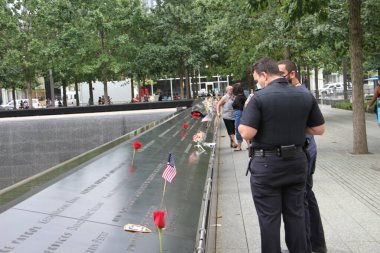 (New York 'ta 11 Eylül Anma Günü kutlaması. 11 Eylül 2020, New York, ABD: 9 / 11 Anma Günü New York 'ta gerçekleşti. Aileler ve arkadaşlar, Dünya Ticaret Merkezi' ne düzenlenen terörist saldırı sırasında ölenlere saygılarını sunuyor. 