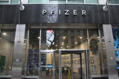12 Aralık 2020, New York, ABD: ABD FDA (Gıda ve İlaç İdaresi), Pfizer Covid-19 aşısının Cuma gecesi acil kullanımını onayladı.